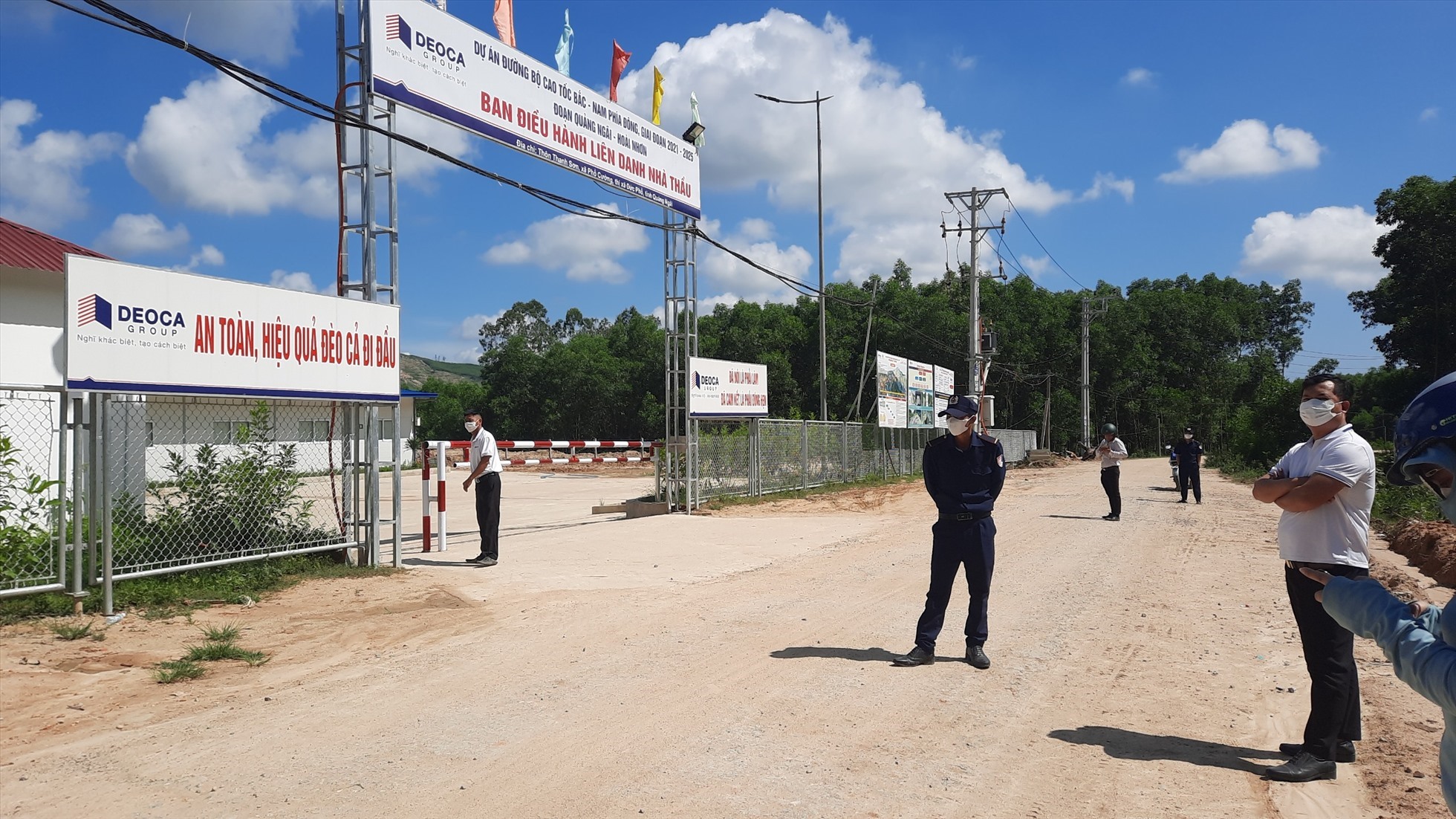 Nhóm người của Tập đoàn Đèo Cả chặn xe, bắt nhà báo đứng giữa đường trong thời tiết nắng gắt. Ảnh: Nhà báo Quốc Triều cung cấp