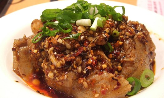 Thịt heo thái lát sốt tỏi kiểu Tứ Xuyên sẽ là món ăn đổi vị hấp dẫn cho bữa cơm gia đình. Ảnh: Quốc Chung