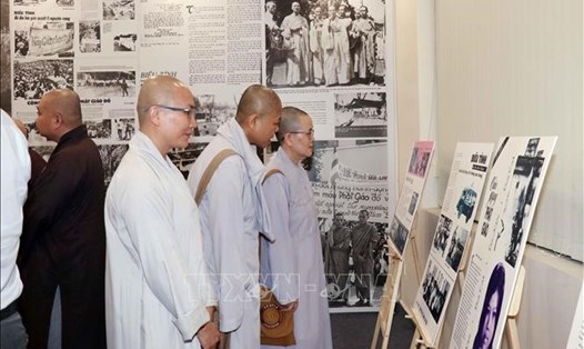 Các chư ni Phật giáo trước bức ảnh liệt nữ, Phật tử Quách Thị Trang đã hi sinh trong cuộc đấu tranh vì bình đẳng tôn giáo năm 1963. Ảnh: TTXVN