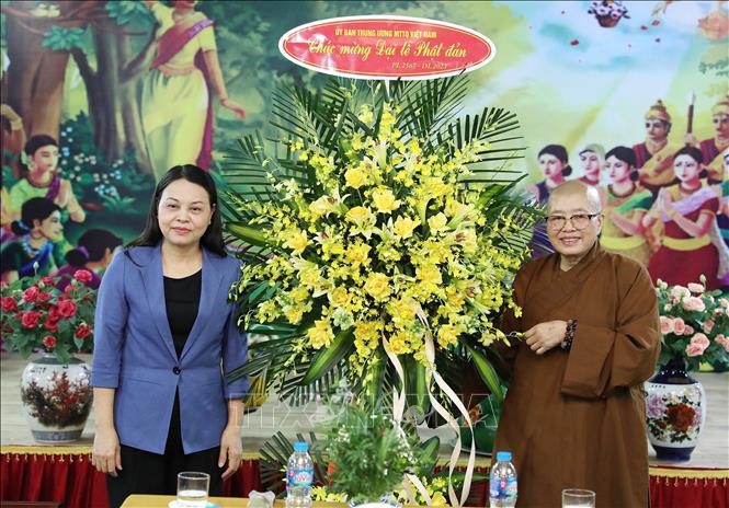 Phó Chủ tịch - Tổng Thư ký Ủy ban Trung ương Mặt trận Tổ quốc Việt Nam Nguyễn Thị Thu Hà chúc mừng Ni trưởng Thích Đàm Lan. Ảnh: TTXVN