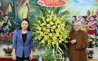 Phó Chủ tịch - Tổng Thư ký Ủy ban Trung ương Mặt trận Tổ quốc Việt Nam Nguyễn Thị Thu Hà chúc mừng Ni trưởng Thích Đàm Lan. Ảnh: TTXVN