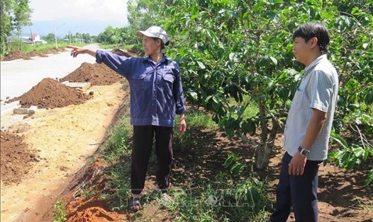 Bà Bùi Thị Thông hiến hơn 660 m2, trị giá hàng trăm triệu đồng cho chính quyền để làm đường. Ảnh: TTXVN