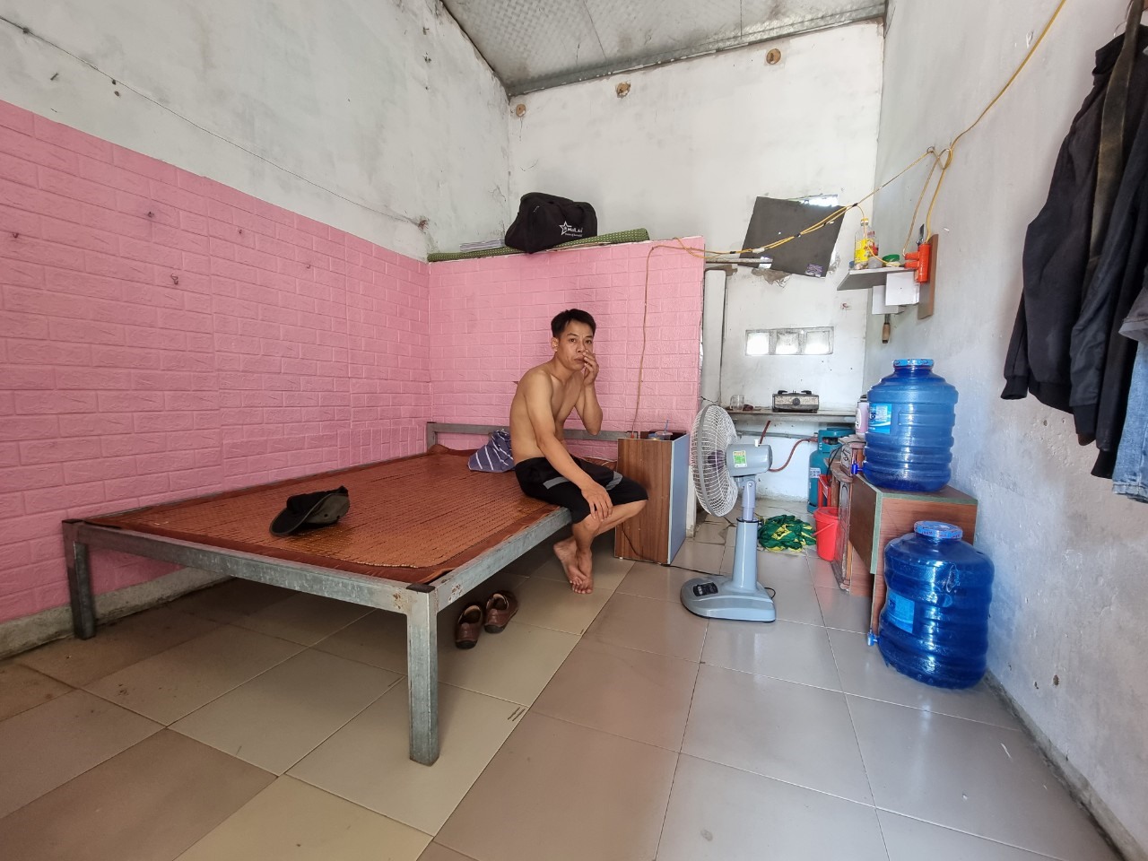 Nghệ An: Công nhân vật vã trong khu nhà trọ vì nắng nóng