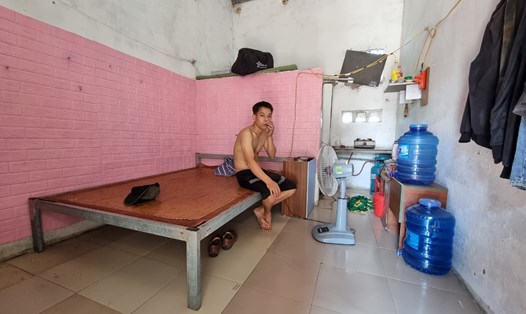 Công nhân ở trọ tại xã Hưng Đông vật vã vì nắng nóng. Ảnh: Quang Đại