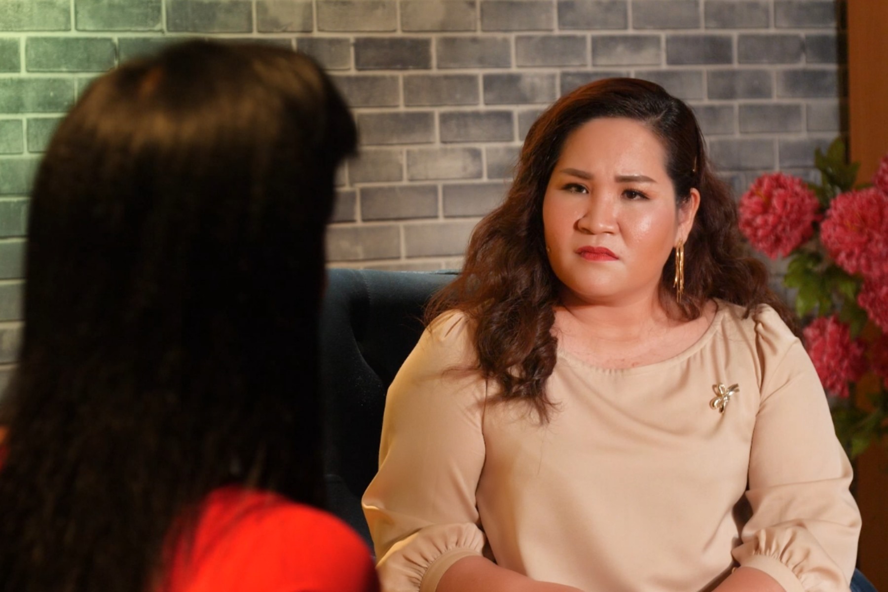 Chi A tâm sự với tiến sĩ Tô Nhi A tại "Người thứ 3". Ảnh: Nhà sản xuất.