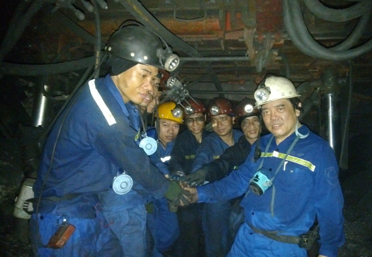 Các công nhân tham gia phần thi khai thác và đào lò của Công ty Than Khe Chàm. Ảnh: CĐ than Khe Chàm