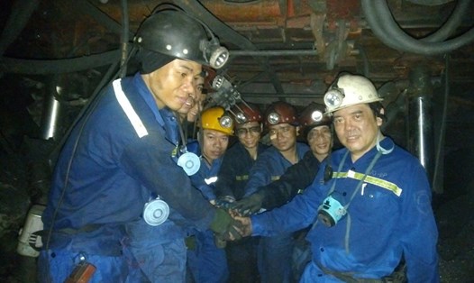 Các công nhân tham gia phần thi khai thác và đào lò của Công ty Than Khe Chàm. Ảnh: CĐ than Khe Chàm