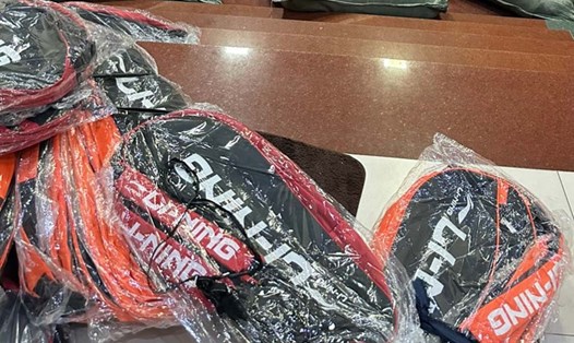 Lực lượng QLTT đã phát hiện 525 chiếc túi đựng vợt nhãn hiệu YONEX và LINING có nhiều dấu hiệu giả mạo nhãn hiệu. Ảnh: QLTT Quảng Ninh