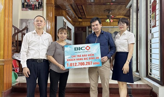 BIC trao quyền lợi bảo hiểm trị giá hơn 1 tỉ đồng cho khách hàng người vay vốn tại Hà Nội. Nguồn: BIC