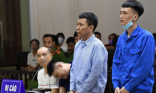 Bị cáo Ninh (trái) và Sơn tại phiên toà phúc thẩm vụ án đánh chết người trước cổng Viện Kiểm sát. Ảnh: Quang Việt
