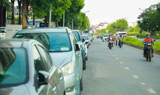 Không khó để bắt gặp hình ảnh hàng dài xe cộ, cả xe máy và ôtô đậu kín một làn đường quanh các khu chung cư tại Hà Nội. Ảnh: Phan Anh