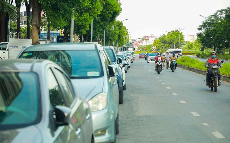 Không khó để bắt gặp hình ảnh hàng dài xe cộ, cả xe máy và ôtô đậu kín một làn đường quanh các khu chung cư tại Hà Nội. Ảnh: Phan Anh