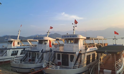 Ba chiếc tàu đóng mới của Công ty CP Khách sạn Du lịch Công đoàn Hồ Núi Cốc phải nằm bờ vì đăng kiểm. Ảnh: Minh Hạnh