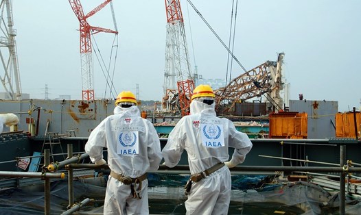 Hai chuyên gia của IAEA kiểm tra tại tổ máy số 4 của nhà máy điện hạt nhân Fukushima Daiichi của TEPCO năm 2013. Ảnh: IAEA