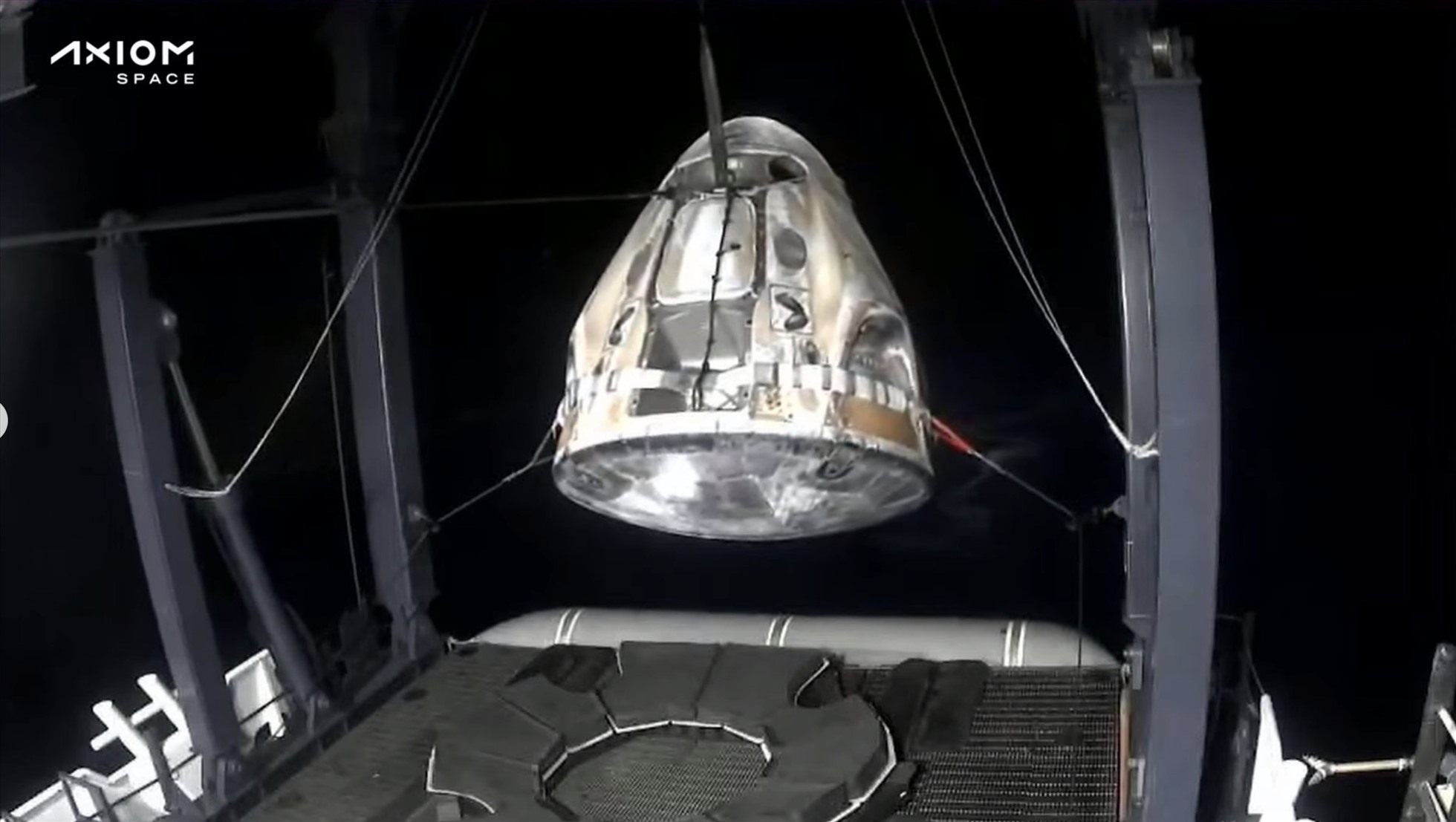 Nữ chỉ huy sứ mệnh không gian đầu tiên trở về Trái đất an toàn