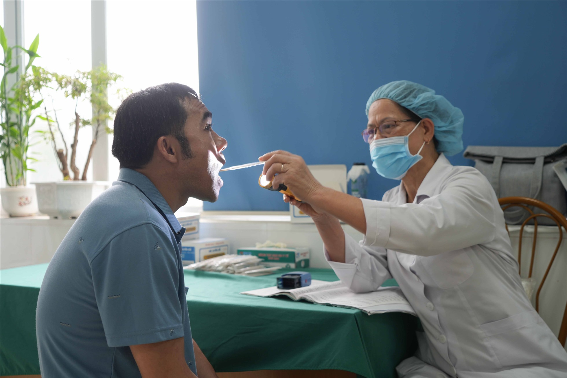 Công ty khám sức khỏe định kỳ cho người lao động. Ảnh: Huy Du