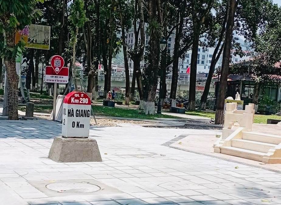 Cột mốc sô 0 (TP. Hà Giang) bất ngờ được cắm lại sau ít ngày bị nhổ bỏ. Ảnh: Cắt từ clip.