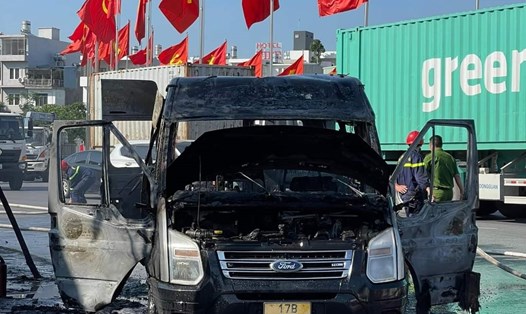 Chiếc xe 16 chỗ cháy rụi khi lưu thông qua vòng xuyến Bùi Viện - Lê Hồng Phong. Ảnh: Người dân cung cấp