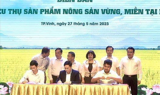 WinCommerce ký kết hợp tác tiêu thụ nông sản với các doanh nghiệp tỉnh Nghệ An. Ảnh: WinCommerce