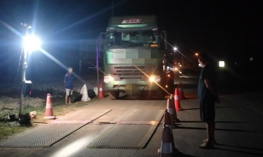 Lực lượng chức năng Quảng Trị kiểm tra tải trọng các xe vận tải sau phản ánh của Báo Lao Động. Ảnh: PV.