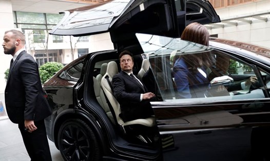 Elon Musk rời khách sạn ở Bắc Kinh, Trung Quốc bằng chiếc Tesla, ngày 31.5.2023. Ảnh: Reuters