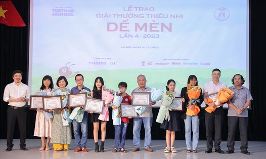 Ban tổ chức trao giải thưởng Thiếu nhi Dế Mèn lần 4 cho các tác giả tại Hà Nội. Ảnh: BTC
