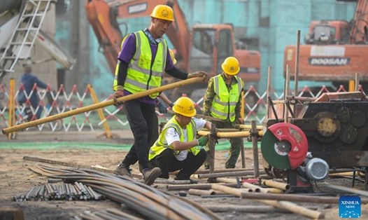 Công nhân tại công trường xây dựng ở Nội Mông, Trung Quốc làm việc trong một đợt nắng nóng. Ảnh: Xinhua