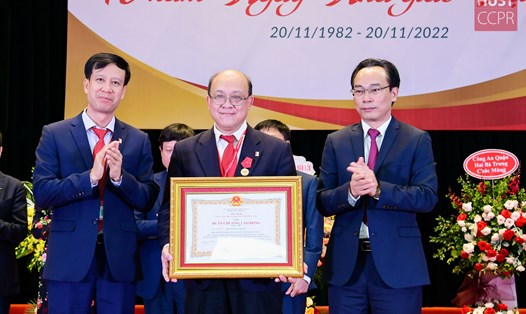 Trong giai đoạn 2021-2023, PGS.TS Huỳnh Quyết Thắng nhiều lần vinh dự được Đảng và Nhà nước vinh danh vì đã có những đóng góp cho ngành giáo dục. 
Ảnh: HUST