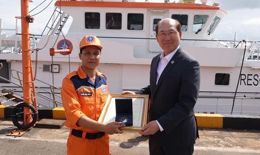 Thuyền phó tàu SAR 412 Trần Văn Khôi nhận giải thưởng “Hành động dũng cảm đặc biệt” của Tổ chức Hàng hải quốc tế (IMO) trao tặng. Ảnh: MRCC Đà Nẵng