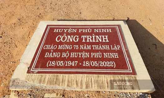 Vì sao công trình kỷ niệm 75 năm thành lập Đảng bộ huyện Phù Ninh xuống cấp?. Ảnh: Tô Công.
