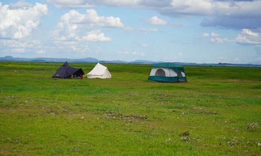 Du lịch tự phát ở lòng hồ Trị An. Ảnh: Hà Anh Chiến