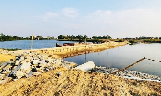 Đập Tứ Câu ngăn mặn giữ nước ngọt trên sông Vĩnh Điện, Điện Bàn, Quảng Nam phục vụ cho gần 2.000 ha lúa. Ảnh: Hoàng Bin