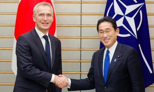 Thủ tướng Nhật Bản Kishida Fumio (phải) và Tổng thư ký NATO Jens Stoltenberg. Ảnh: Website NATO