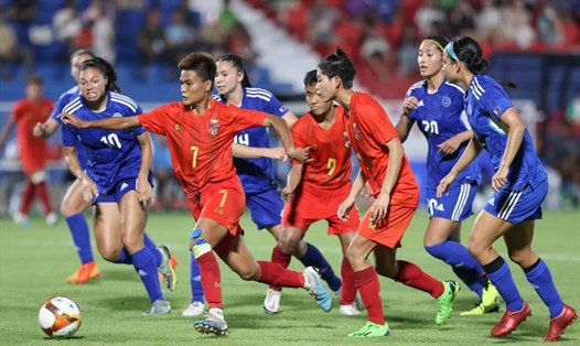 Tuyển nữ Myanmar (áo đỏ) gây sốc khi đánh bại tuyển nữ Philippines ở trận đấu ra quân của SEA Games 32. Ảnh: MFF