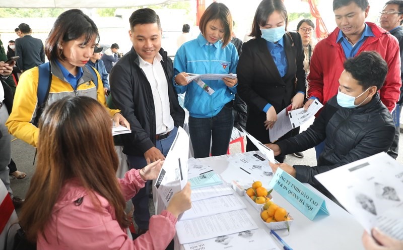 Người lao động tìm kiếm cơ hội tại phiên chợ việc làm. Ảnh: Hữu Long