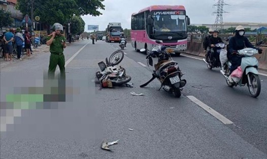 Hiện trường vụ tại nạn xảy ra vào khoảng 9h30 ngày 3.5, trên tuyến QL1A, (đoạn qua địa bàn huyện Gia Viễn, tỉnh Ninh Bình) khiến 1 người chết và 2 người bị thương. Ảnh: Diệu Anh