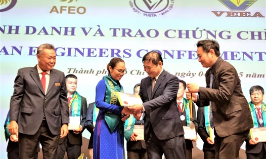 Đại diện Ban đăng bạ Kĩ sư ASEAN, VUSTA và EVNHCMC trao chứng nhận kĩ sư chuyên nghiệp ASEAN cho các kĩ sư đạt tiêu chuẩn. Ảnh: Nam Dương