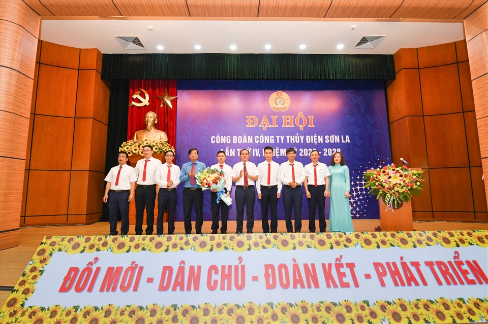 Ông Uông Quang Huy - Phó Chủ tịch Công đoàn Điện lực Việt Nam - tặng hoa chúc mừng Ban chấp hành Công đoàn Công ty Thuỷ điện Sơn La nhiệm kỳ 2023-2028. Ảnh: Công đoàn Điện lực Việt Nam