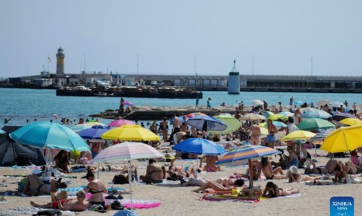 Bãi biển ở Cannes, miền nam nước Pháp trong đợt nắng nóng năm 2022. Ảnh: Xinhua