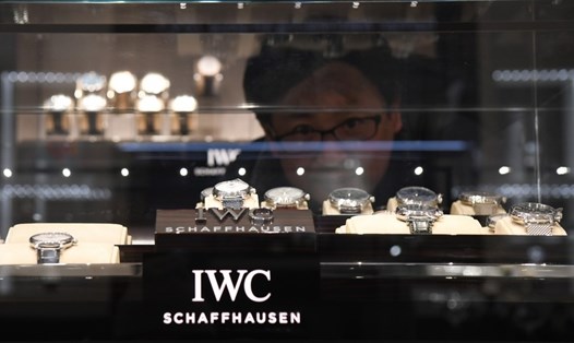 Du khách Trung Quốc xem đồng hồ tại một cửa hàng ở Lucerne, Thụy Sĩ. Ảnh: Xinhua