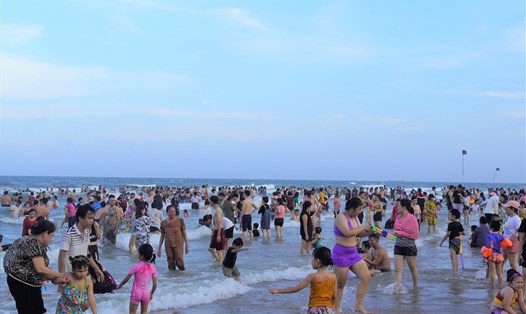 Biển Vũng Tàu đông nghịt du khách chiều 30.4. Ảnh: Thành An