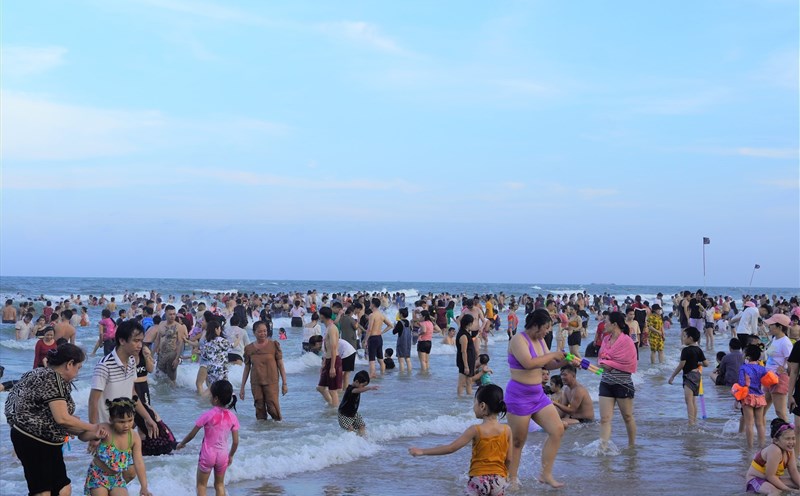 Biển Vũng Tàu đông nghịt du khách chiều 30.4. Ảnh: Thành An