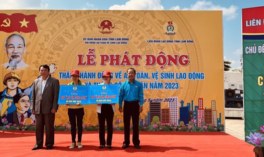 Ông Phạm S - Phó Chủ tịch UBND tỉnh (trái) và ông Hoàng Liên - Chủ tịch LĐLĐ tỉnh Lâm Đồng (phải) trao nhà "Mái ấm Công đoàn" cho NLĐ có hoàn cảnh khó khăn trong Lễ phát động "Tháng Công nhân" năm 2023. Ảnh: Đức Thiệm