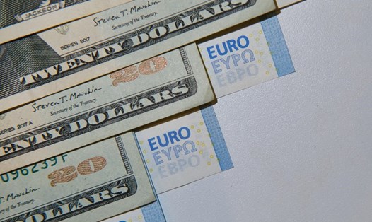 Đồng USD tăng giá so với đồng Euro ngày 4.5.2023. Ảnh: Xinhua