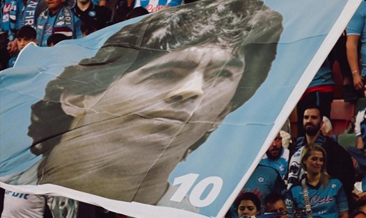 Hình ảnh của Diego Maradona xuất hiện trên khán đài trận Napoli đấu Udinese.  Ảnh: CLB Napoli