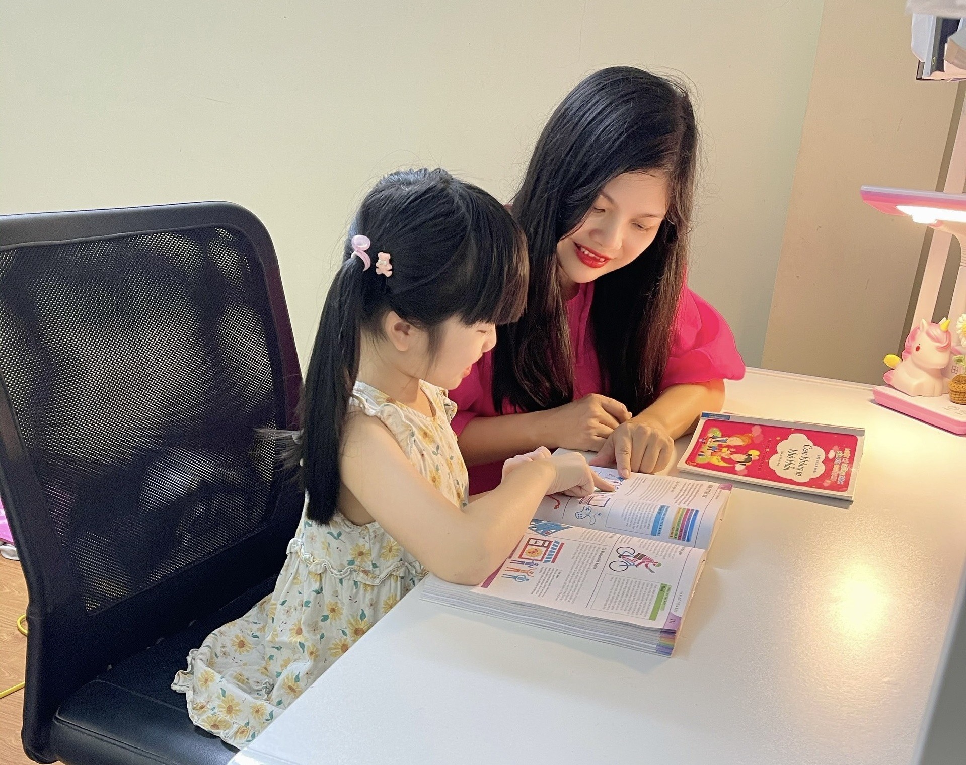 Đọc sách trở thành một nét văn hóa đẹp giúp trẻ hoàn thiện tư duy, trí tuệ. Ảnh: Trang Nhung