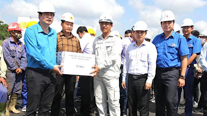 Ông Phạm Hoài Phương - Chủ tịch Công đoàn Giao thông Vận tải Việt Nam tặng quà công nhân trên công trường. Ảnh: Công đoàn GTVTVN