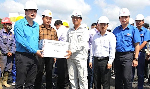 Ông Phạm Hoài Phương - Chủ tịch Công đoàn Giao thông Vận tải Việt Nam tặng quà công nhân trên công trường. Ảnh: Công đoàn GTVTVN