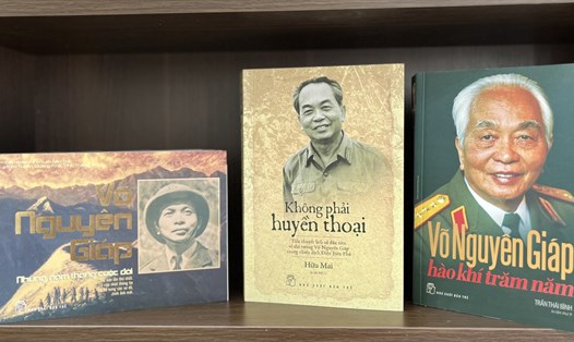 Hình ảnh ba cuốn sách quý về Đại tướng Võ Nguyên Giáp. Ảnh: NXB Trẻ
