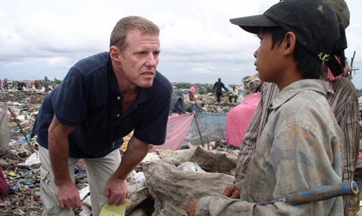 Nhà sáng lập và giám đốc điều hành của Quỹ Nhi đồng Campuchia - Neeson Scott đã sống ở Phnom Penh hơn 15 năm qua. Ảnh: Cambodian Children's Fund